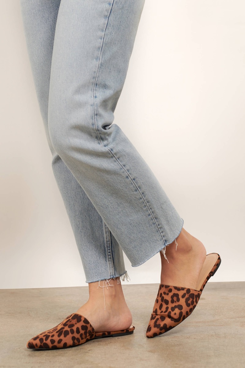 pointed leopard flats