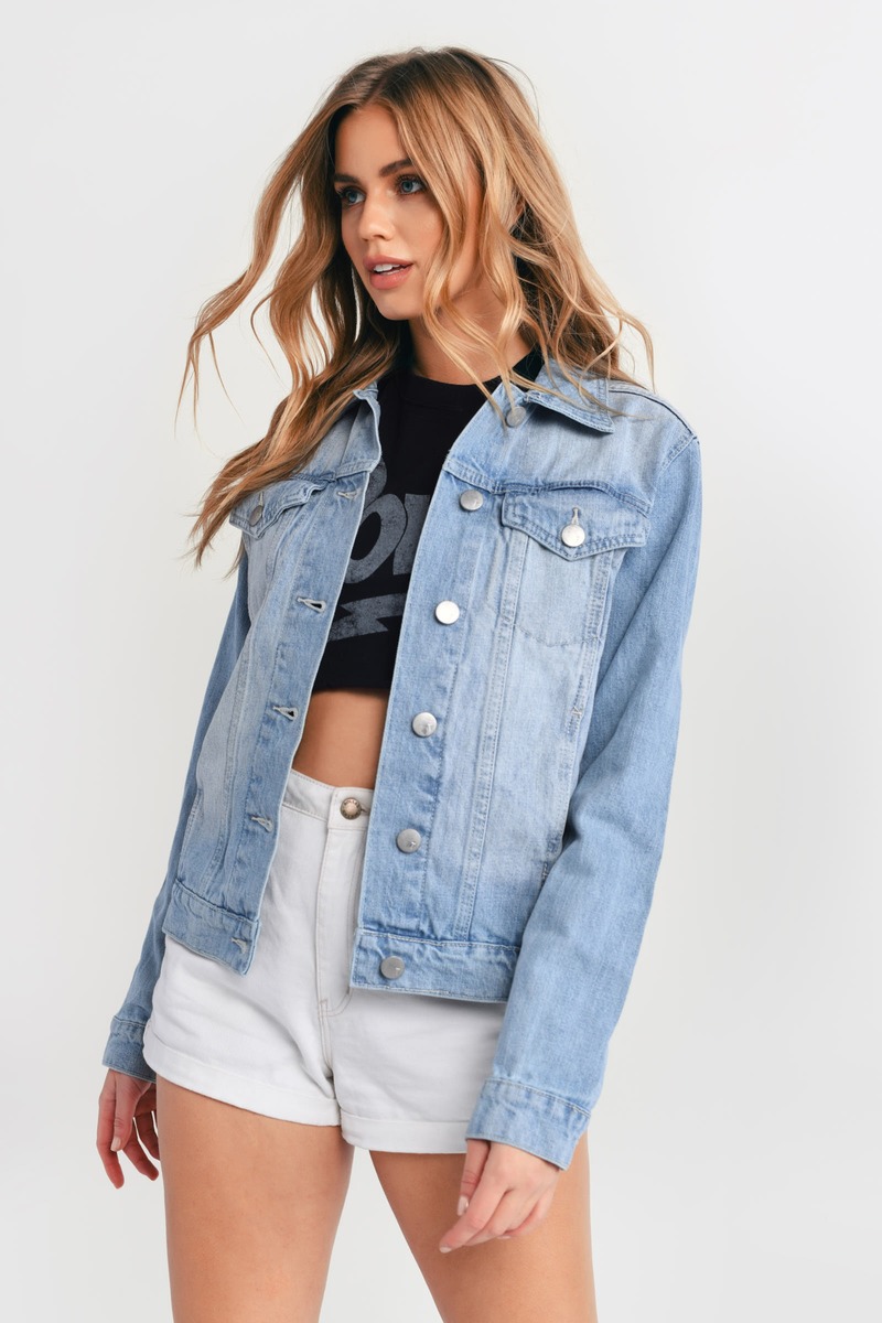 light wash jean jacket outfit