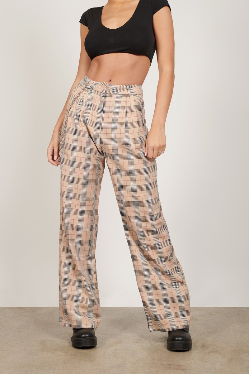 Plaid Pants: A Streetstyle Staple For Work or Weekend - The Mom Edit