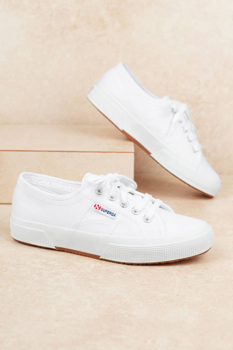 Víspera de Todos los Santos Mata Bajar White Superga Sneakers - Lace Up Classic Sneakers - White Flat ...