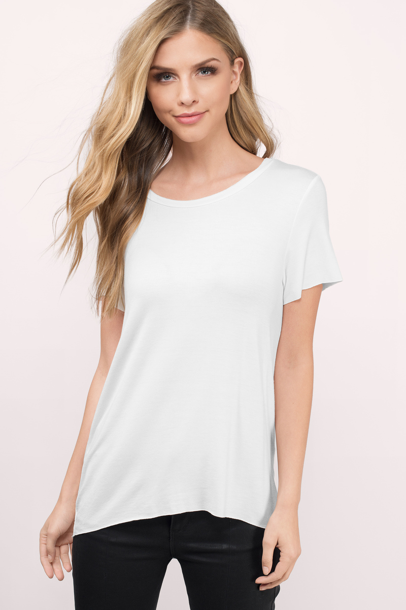 Shirt white girl. Модель в белой футболке. Девушка в белой футболке. Белая футболка. Белая шелковая футболка.