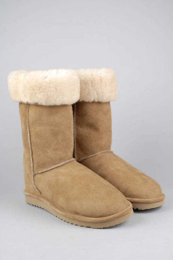 Beige Minnetonka Boots - Soft Fuzzy 