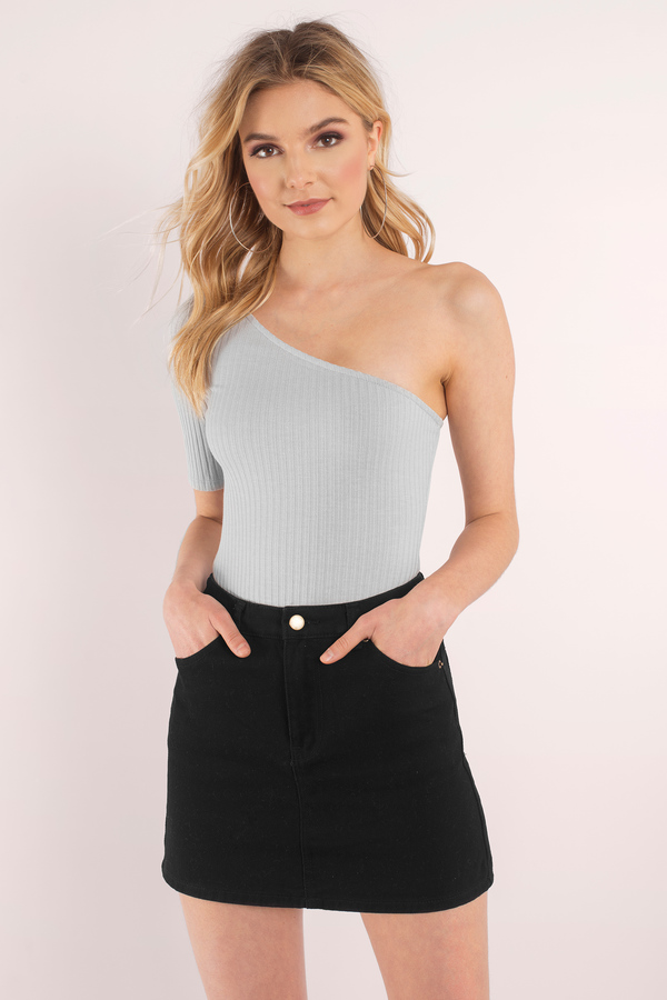 one shoulder shirt outfit
